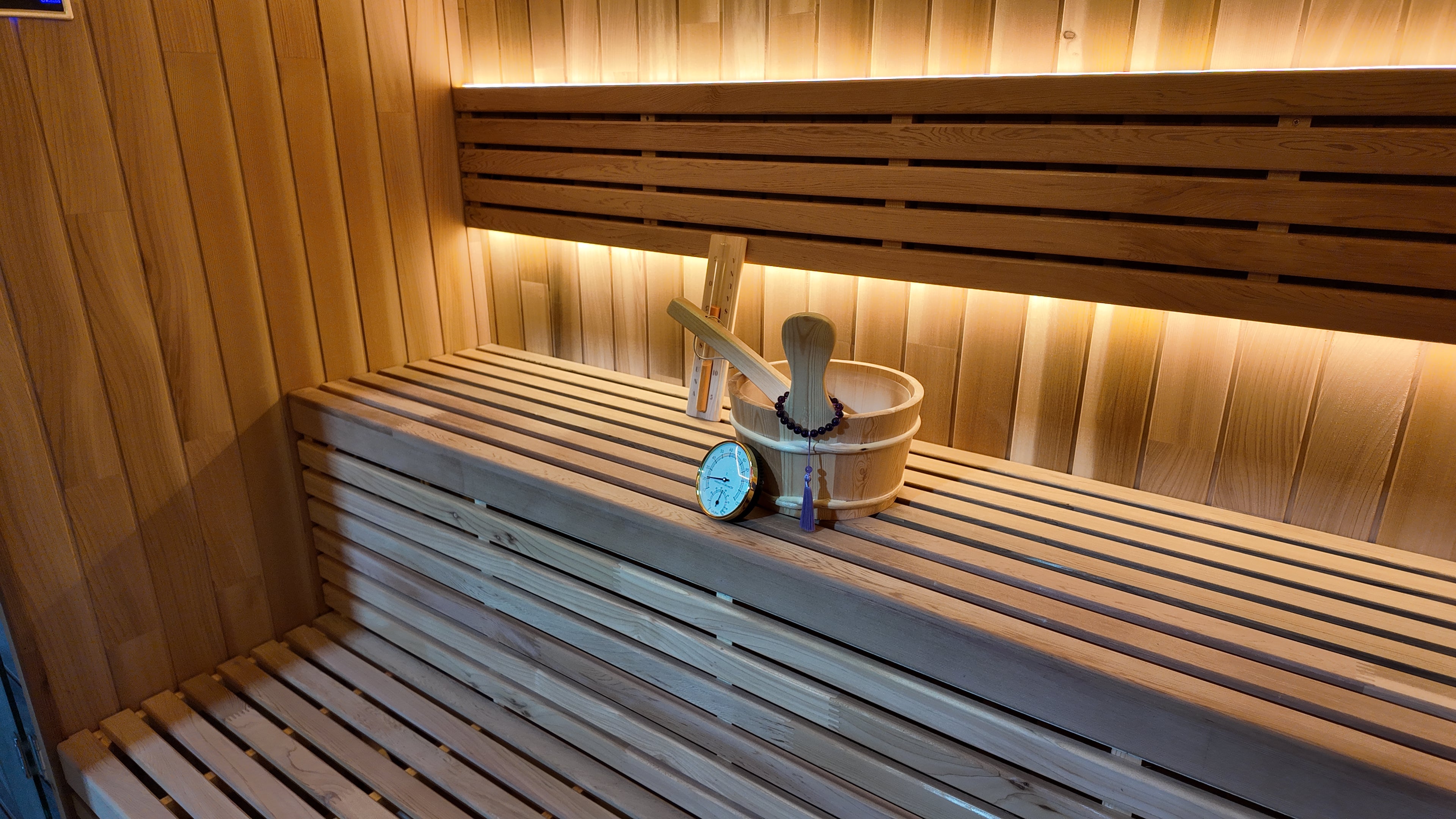 Brand - new design! A modern square - shaped outdoor cube - structured sauna with an electric furnace and steam function for 4 - 8 people. Made of red cedar solid wood, equipped with a computer control panel, and customizable.