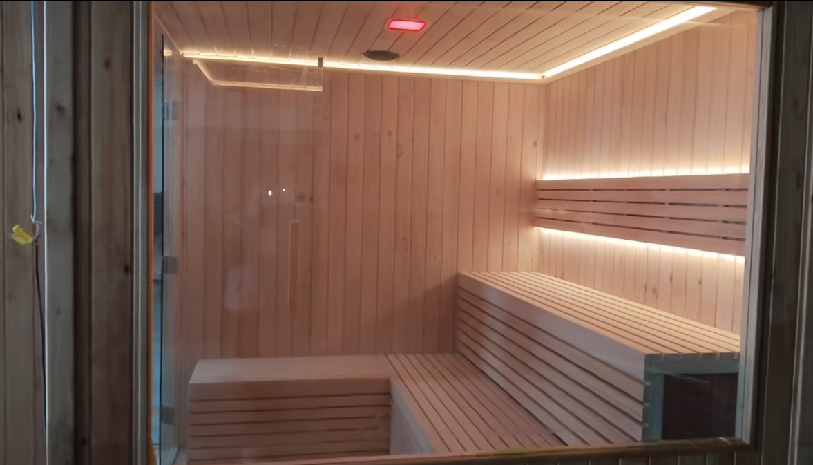 Multi - room irregularly shaped sauna. It features electric - furnace constant - temperature heating and can be custom - made in solid wood for both home courtyard and commercial use as an integrated unit.