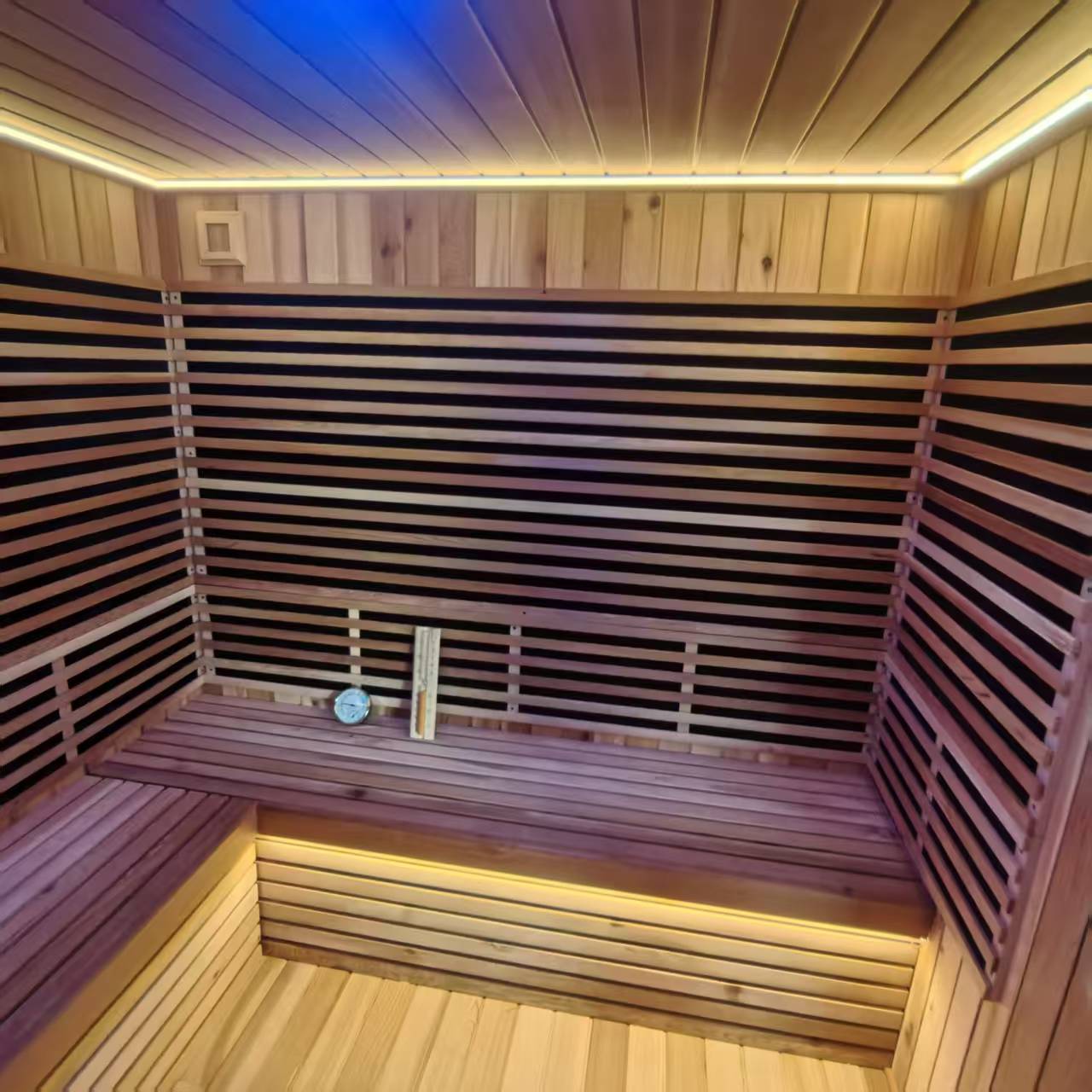 Outdoor courtyard square infrared sauna. An integrated sweat - steaming house in the open - air garden, which is waterproof and customizable in size.
