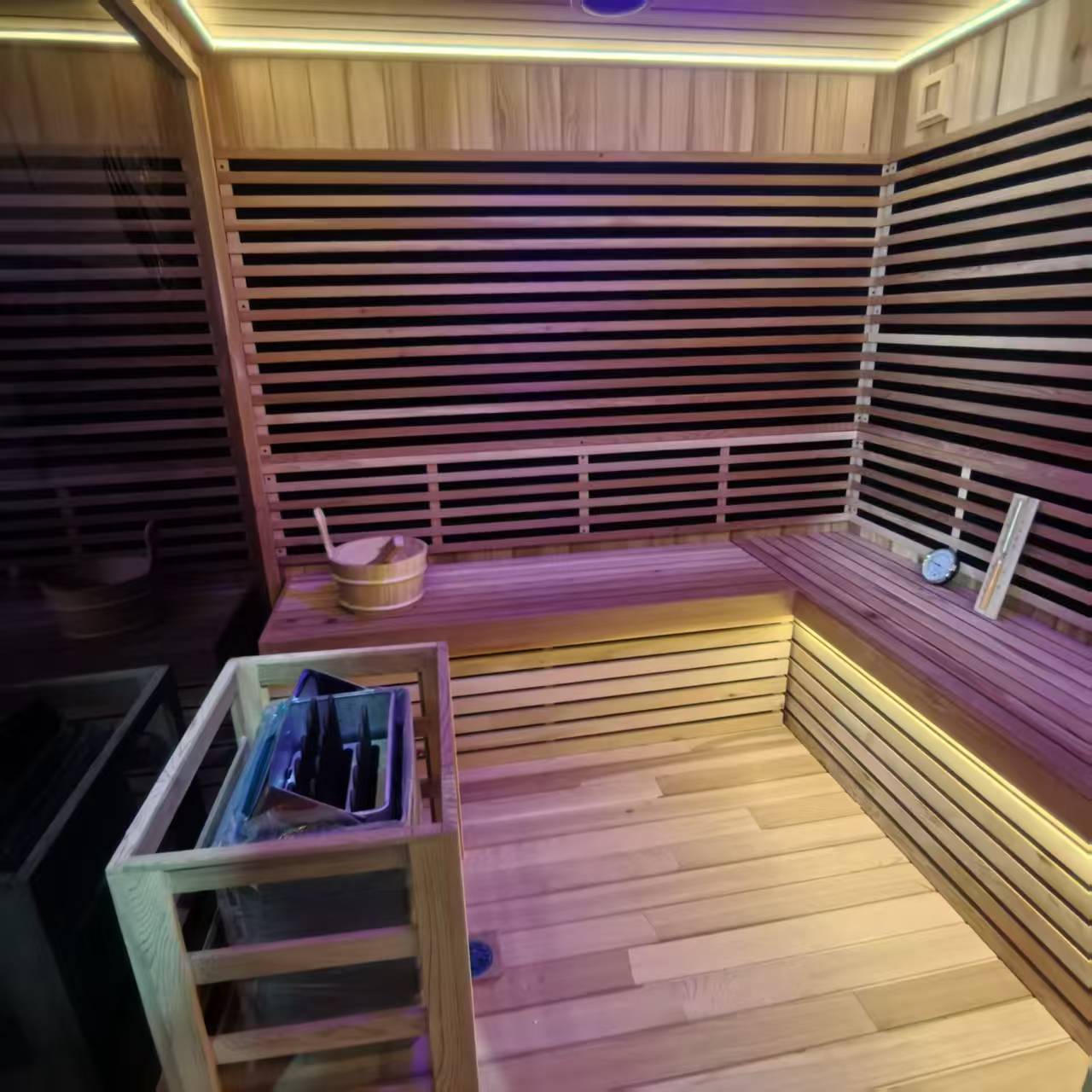 Outdoor courtyard square infrared sauna. An integrated sweat - steaming house in the open - air garden, which is waterproof and customizable in size.