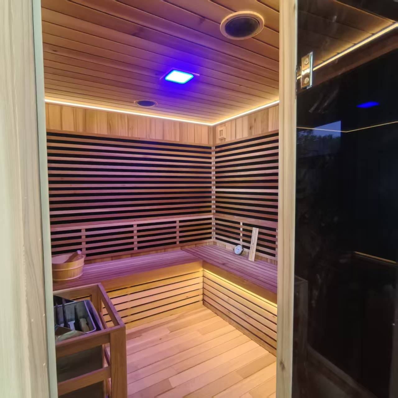Outdoor courtyard square infrared sauna. An integrated sweat - steaming house in the open - air garden, which is waterproof and customizable in size.