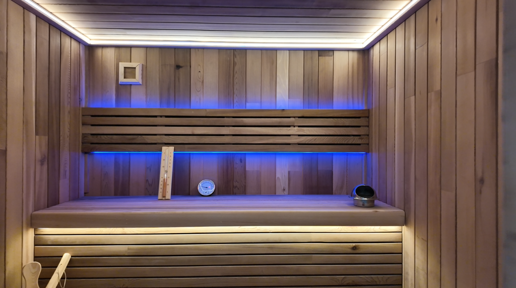 Outdoor traditional sauna - made of Canadian red cedar and hemlock, a large square - shaped sauna bathroom that can accommodate 4 people.