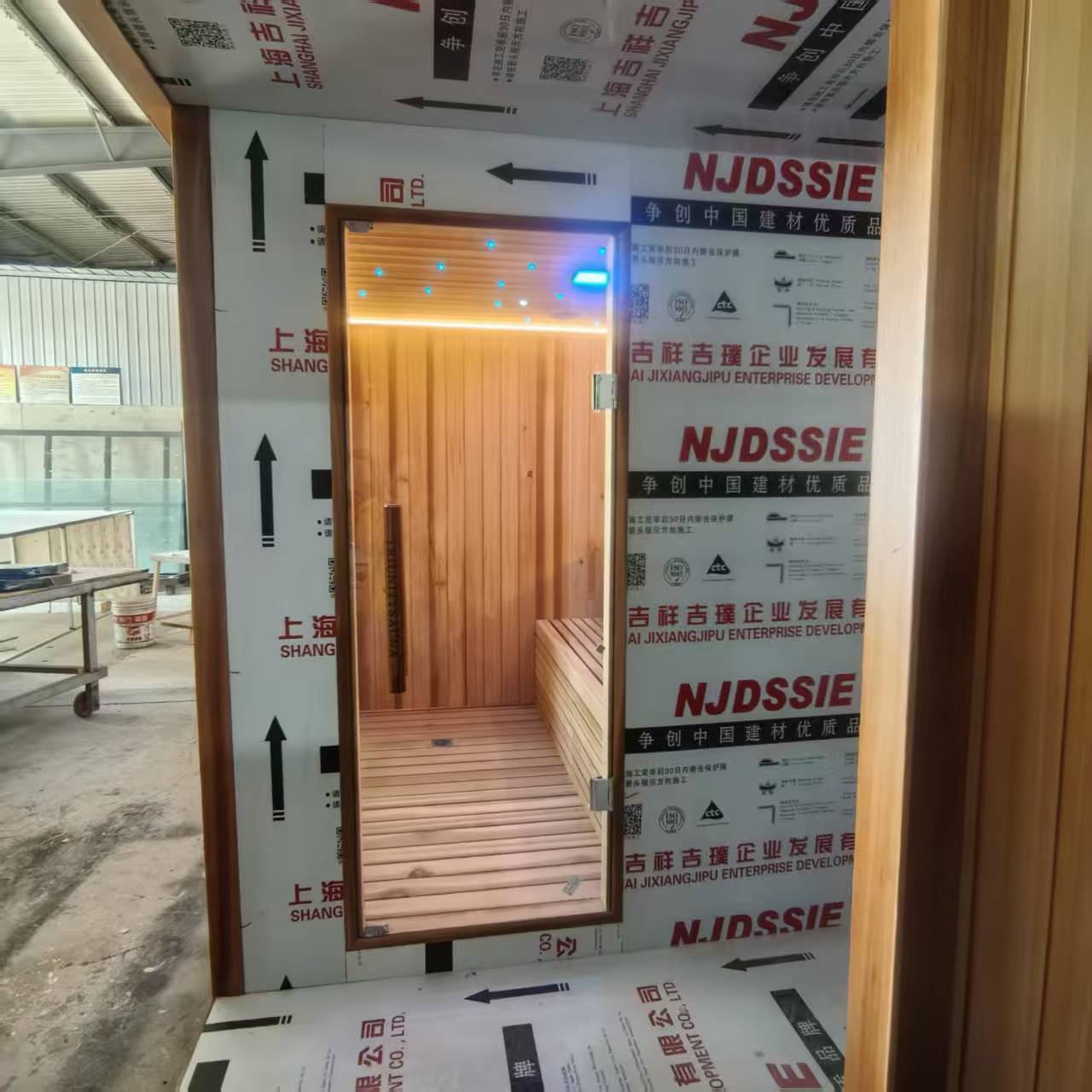 Outdoor luxury modern far - infrared sauna room, equipped with a shower room, waterproof. It is heated by an electric furnace with sauna stones and controlled by a control panel, suitable for use in the backyard garden.