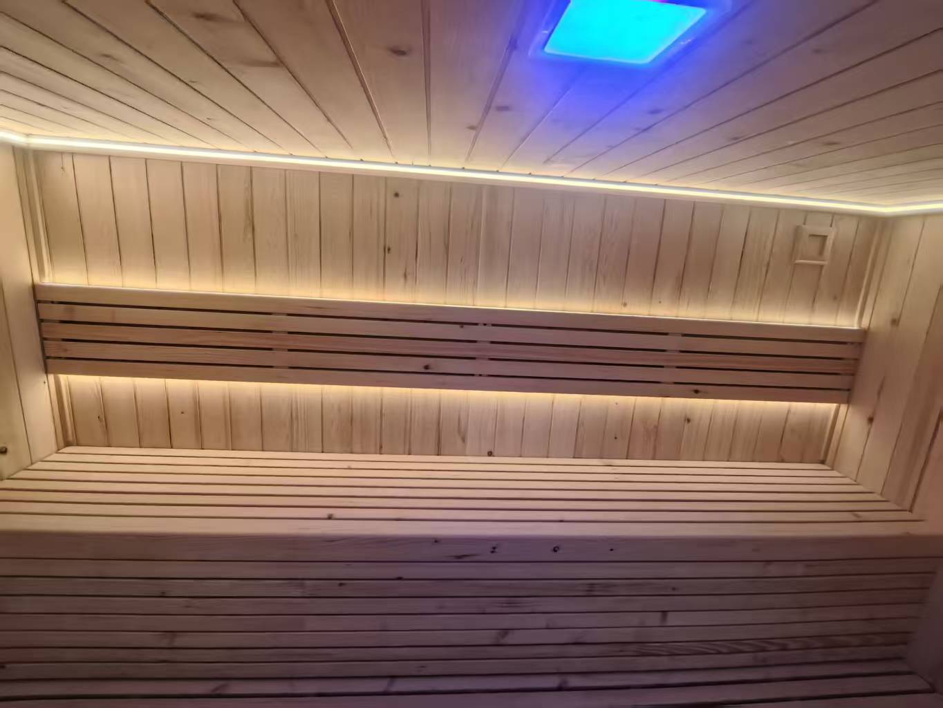 Luxurious 6 - person outdoor black square - shaped sauna. Made of spruce, in a cube shape, equipped with a 6KW heater and LED lights, suitable for use in an outdoor spa.