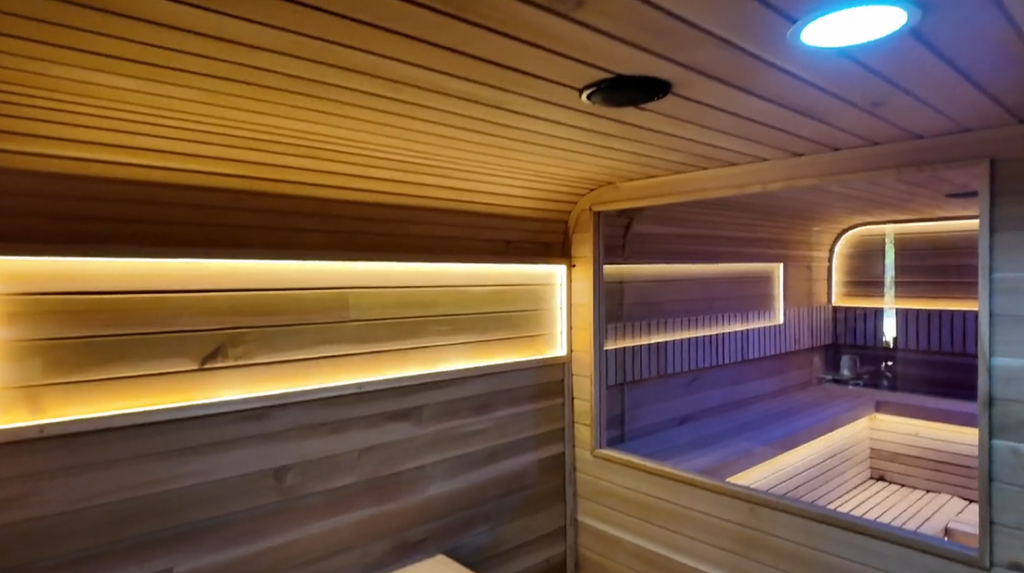 Customizable luxury square - shaped sauna. It is made of beech and red cedar, can accommodate 4 people, and is suitable for outdoor use.