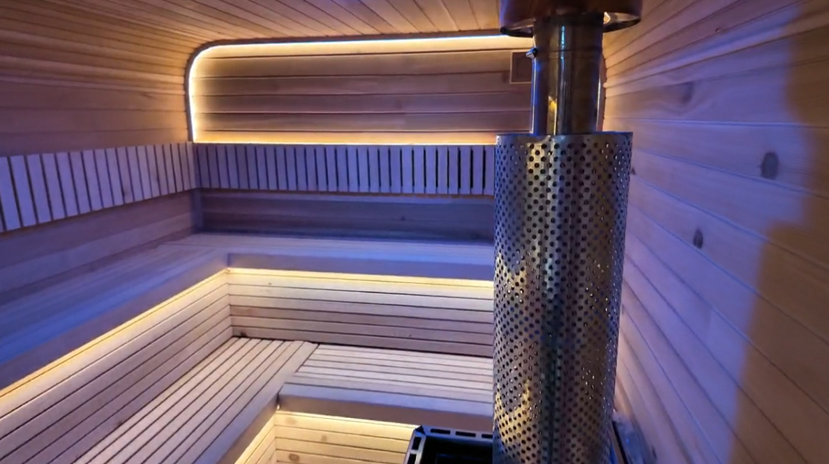 Customizable luxury square - shaped sauna. It is made of beech and red cedar, can accommodate 4 people, and is suitable for outdoor use.