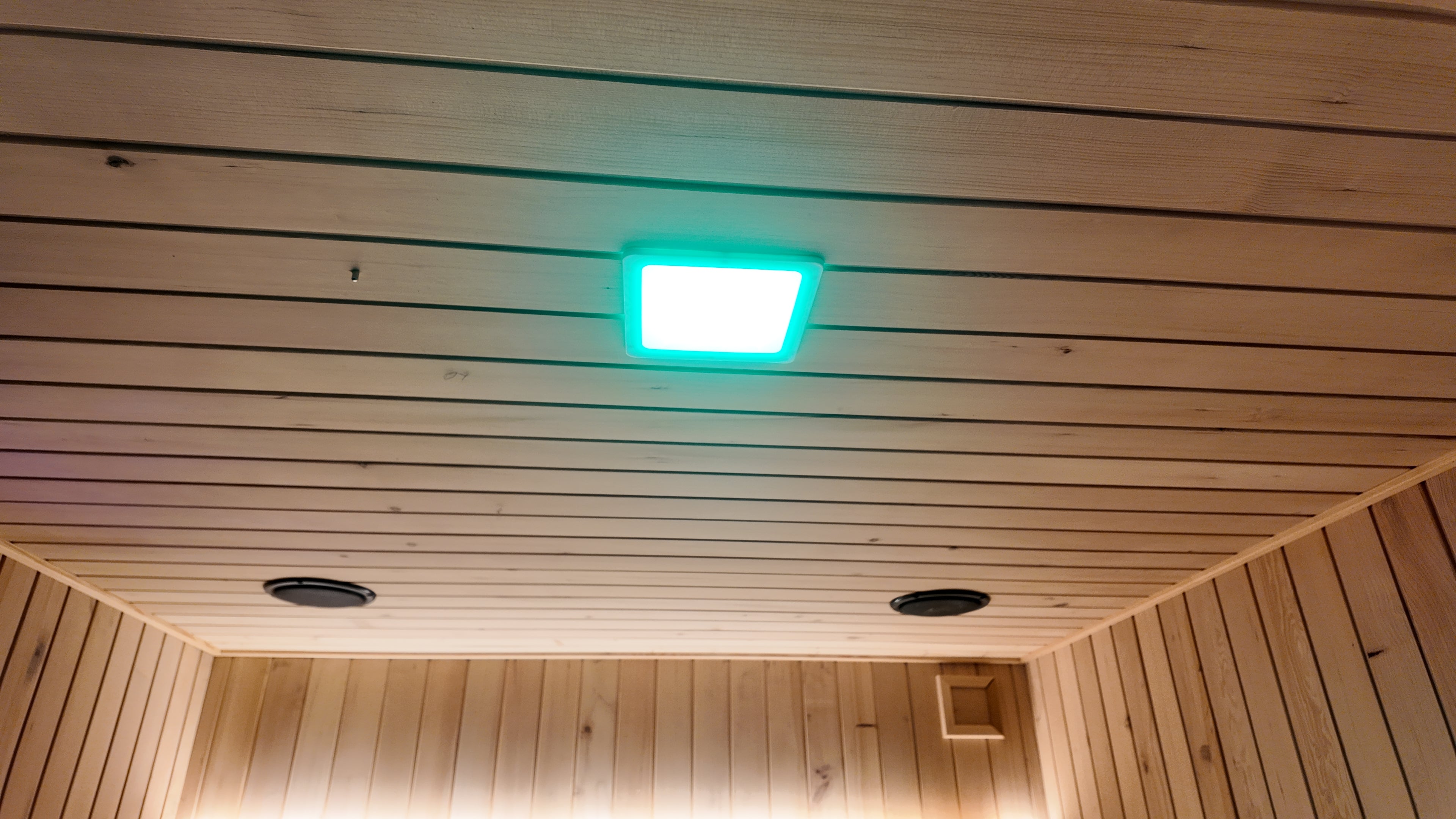 Custom - made sauna rooms in barrel or square shapes, suitable for both indoor and outdoor use, made of red cedar and equipped with shower rooms.