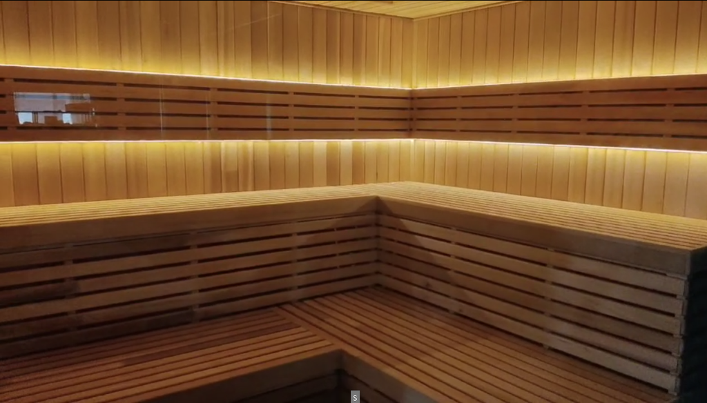 In 2026, the luxurious outdoor square - shaped intelligent steam sauna can accommodate 4 - 6 people. It is a wet - steam sauna.