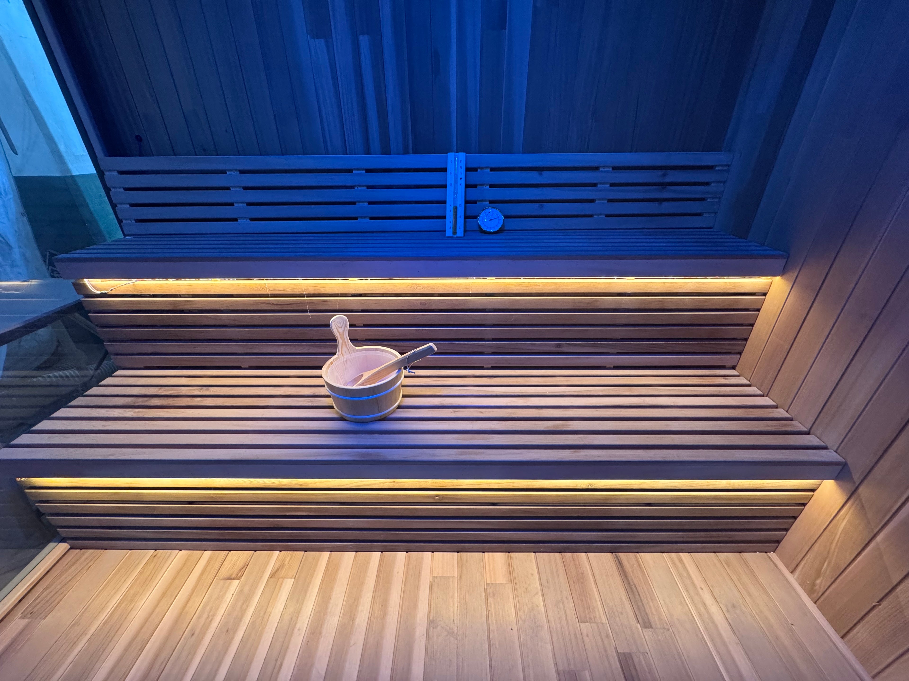 Rectangular solid - wood sauna room with an independent shower room. It uses electric - furnace for constant - temperature dry - steaming, is suitable for homes and villas, and supports non - standard customization.
