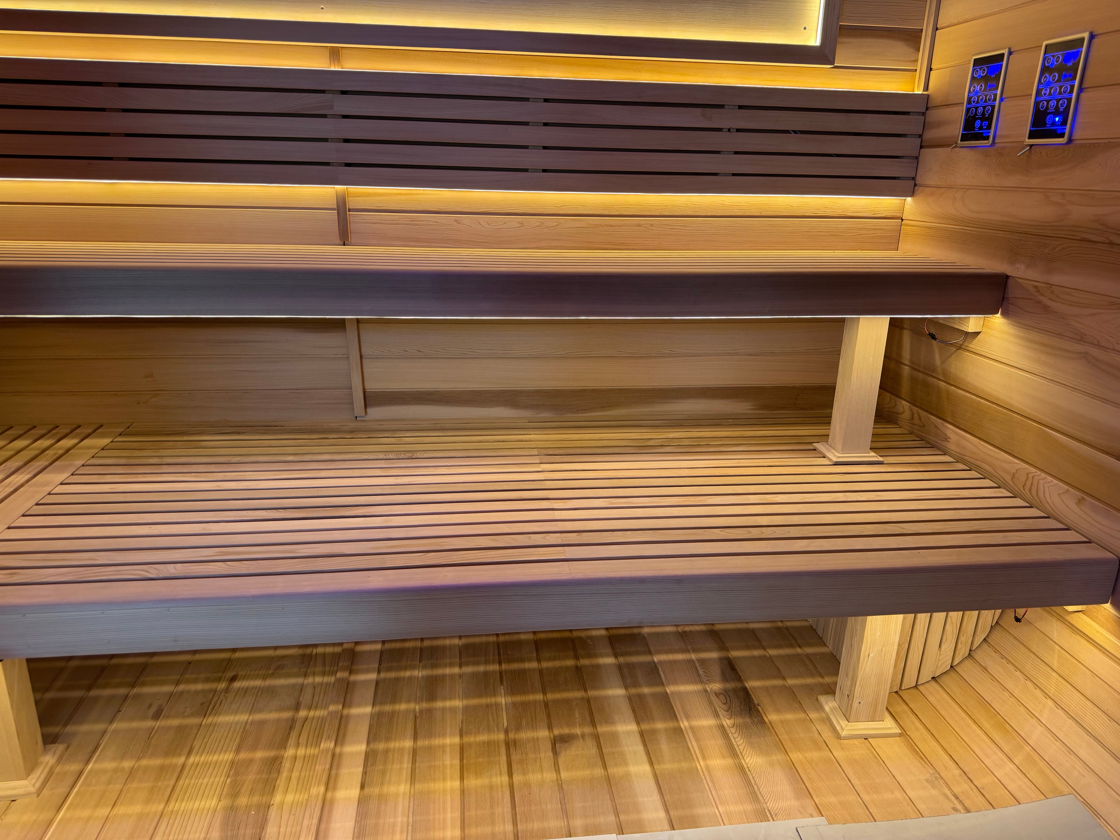 A steam sauna in an outdoor pine - made square for 4 - 6 people, which is suitable for families to relax in nature.