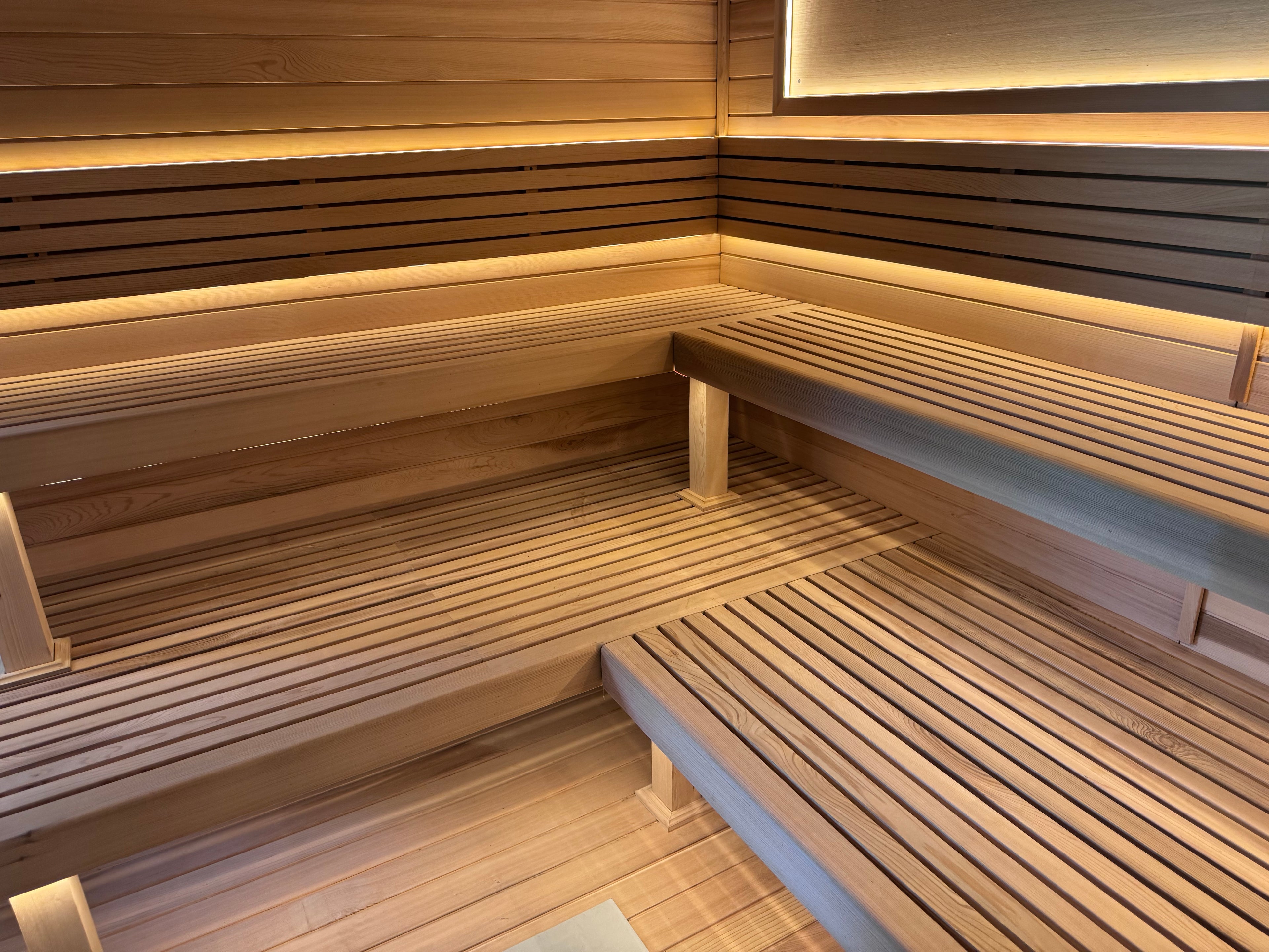 A steam sauna in an outdoor pine - made square for 4 - 6 people, which is suitable for families to relax in nature.