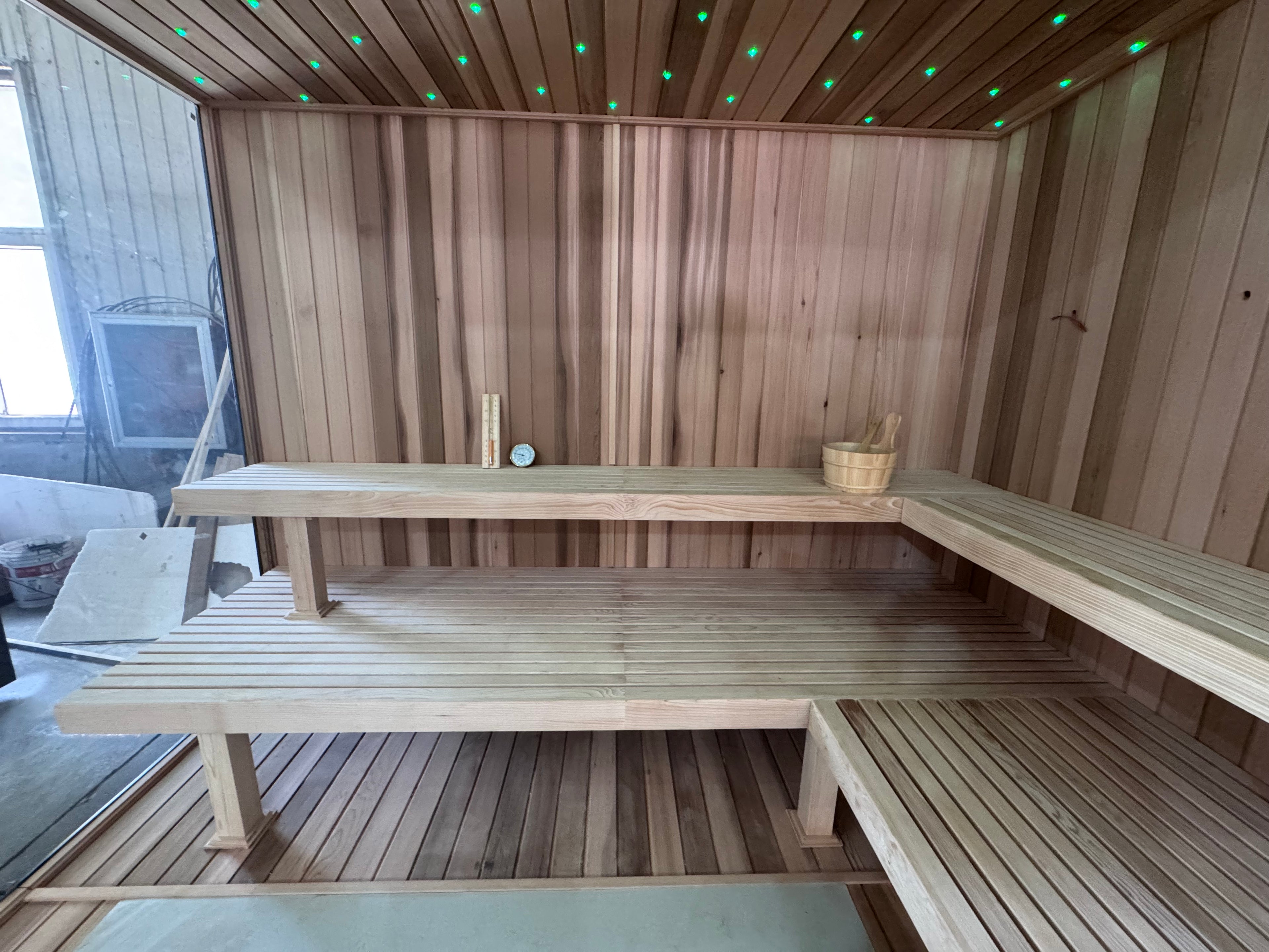 Custom - made square far - infrared sauna. A home - use infrared - heated sweat - steaming room. The solid - wood constant - temperature light - wave room can be custom - made according to non - standard requirements and is equipped with panoramic glass.