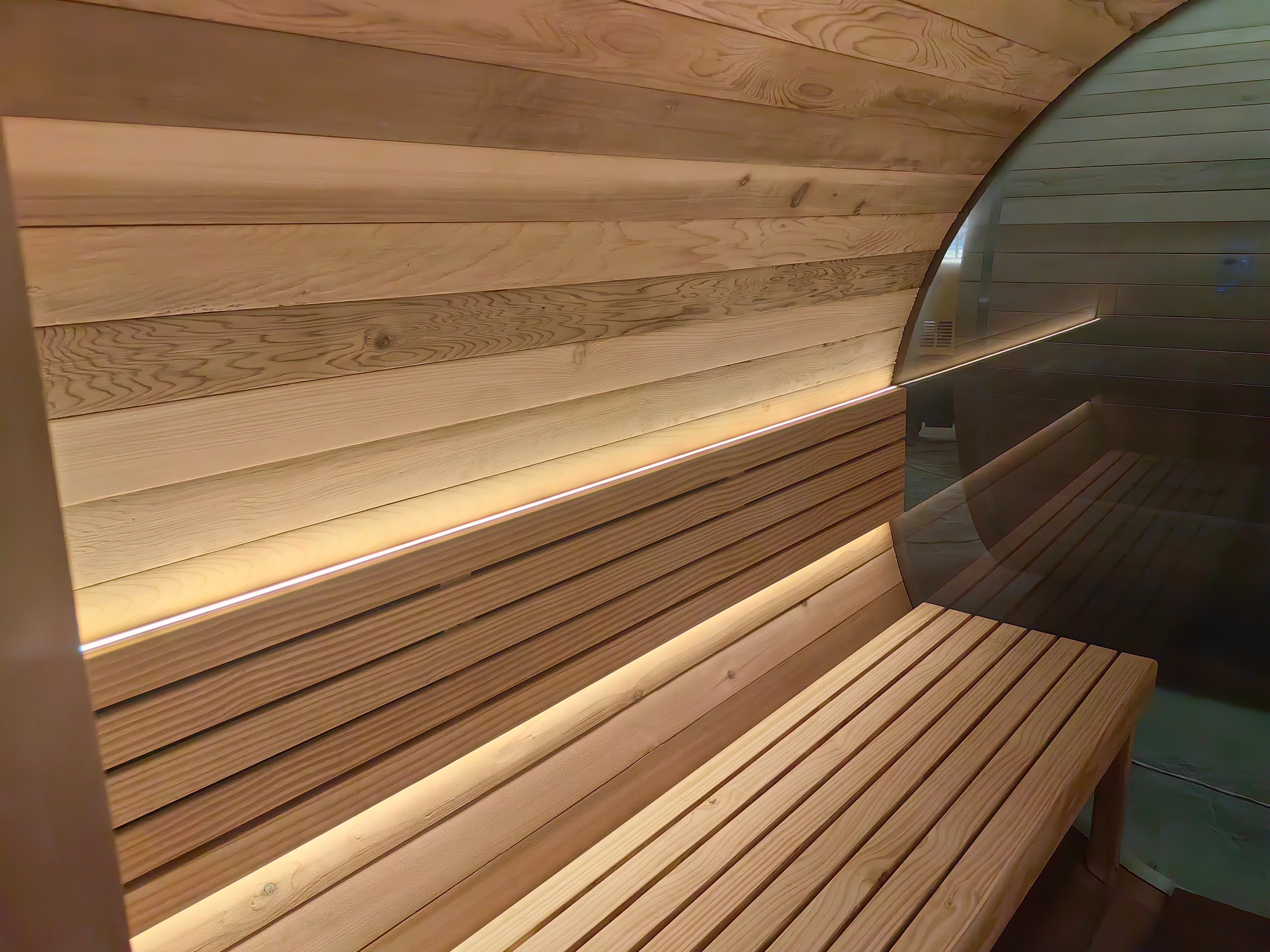 4 - 6 - person outdoor barrel - type sauna room, wooden barrel - type sauna room with electric stove。