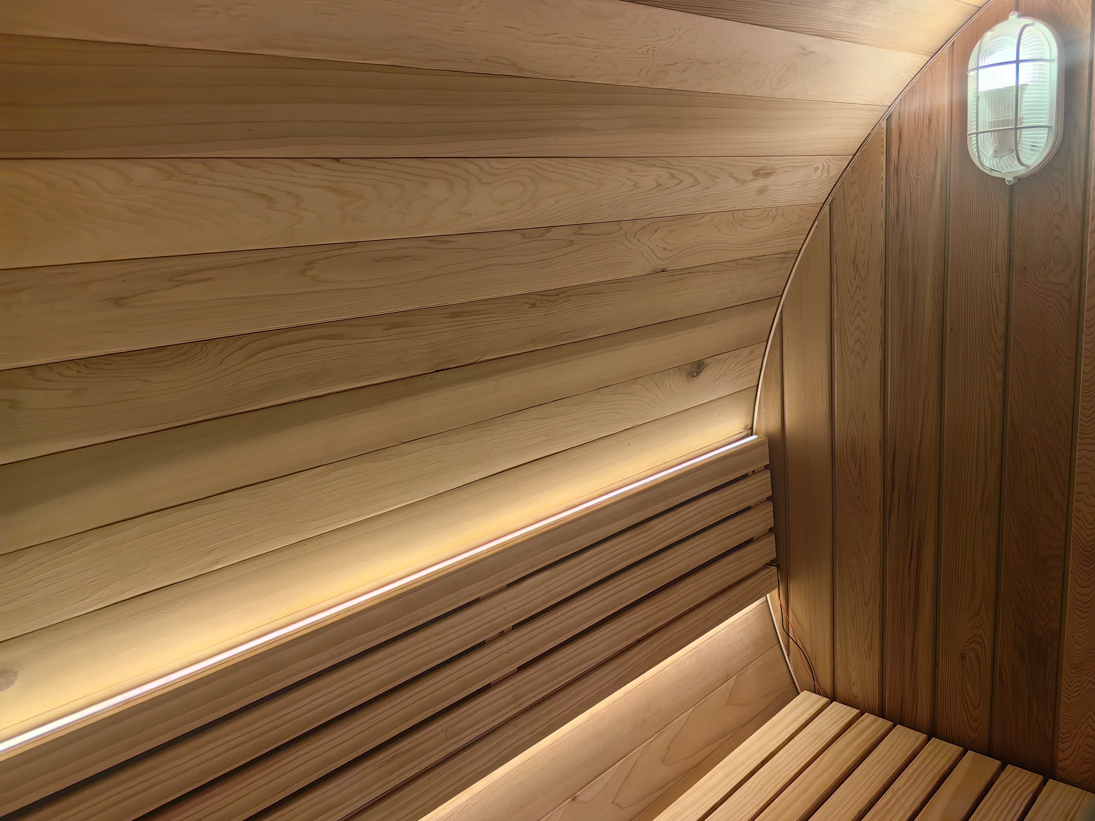 4 - 6 - person modern - designed outdoor sauna. It's a barrel - shaped traditional Finnish solid - cedar - wood steam sauna for home use.