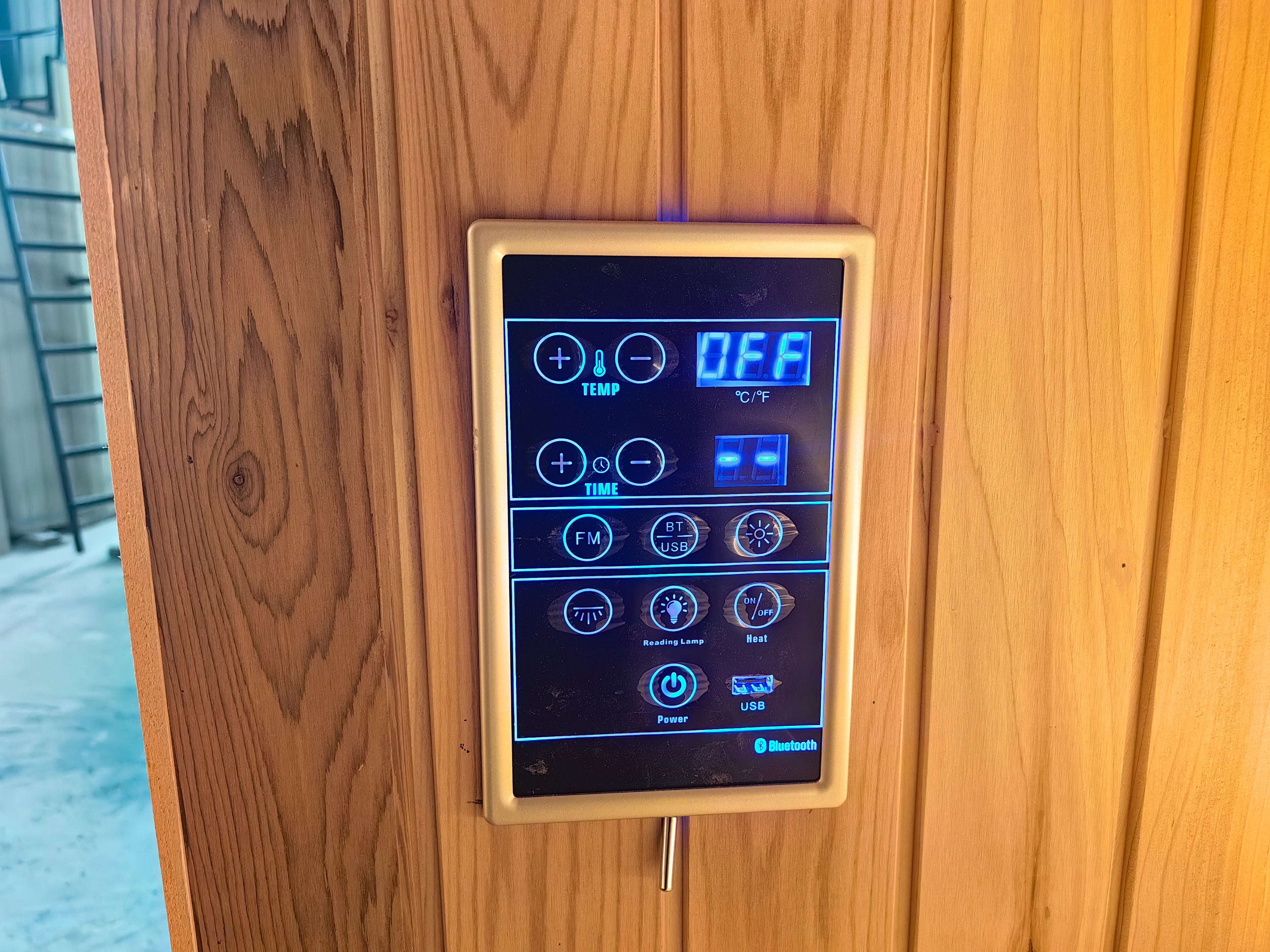 4 - 6 - person outdoor barrel - type sauna room, wooden barrel - type sauna room with electric stove。