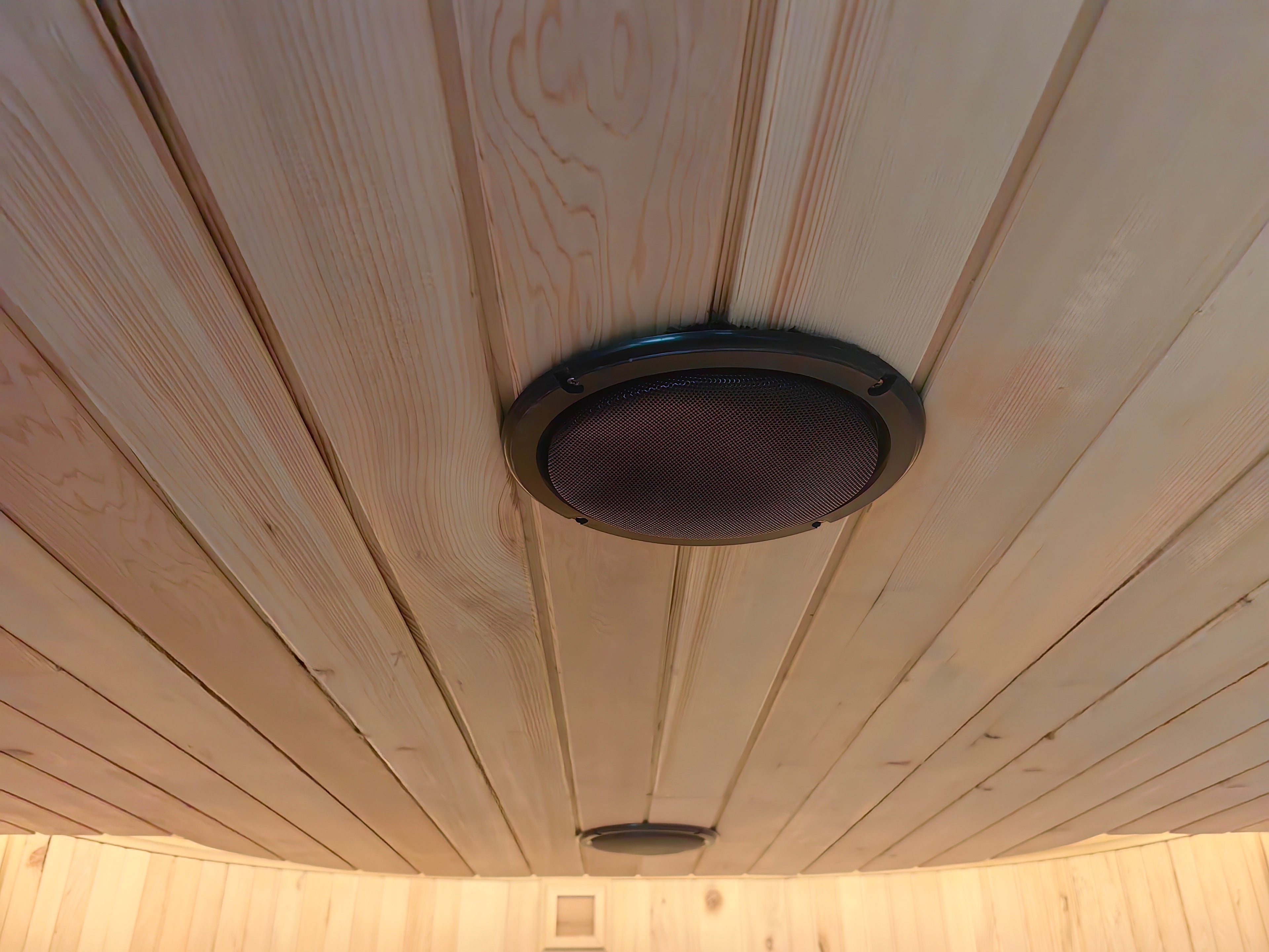 Modern electric solid - wood steam sauna for 4 - 5 people in an outdoor villa style. It has an electric furnace heating function and is suitable for use in gyms and for leisure purposes.