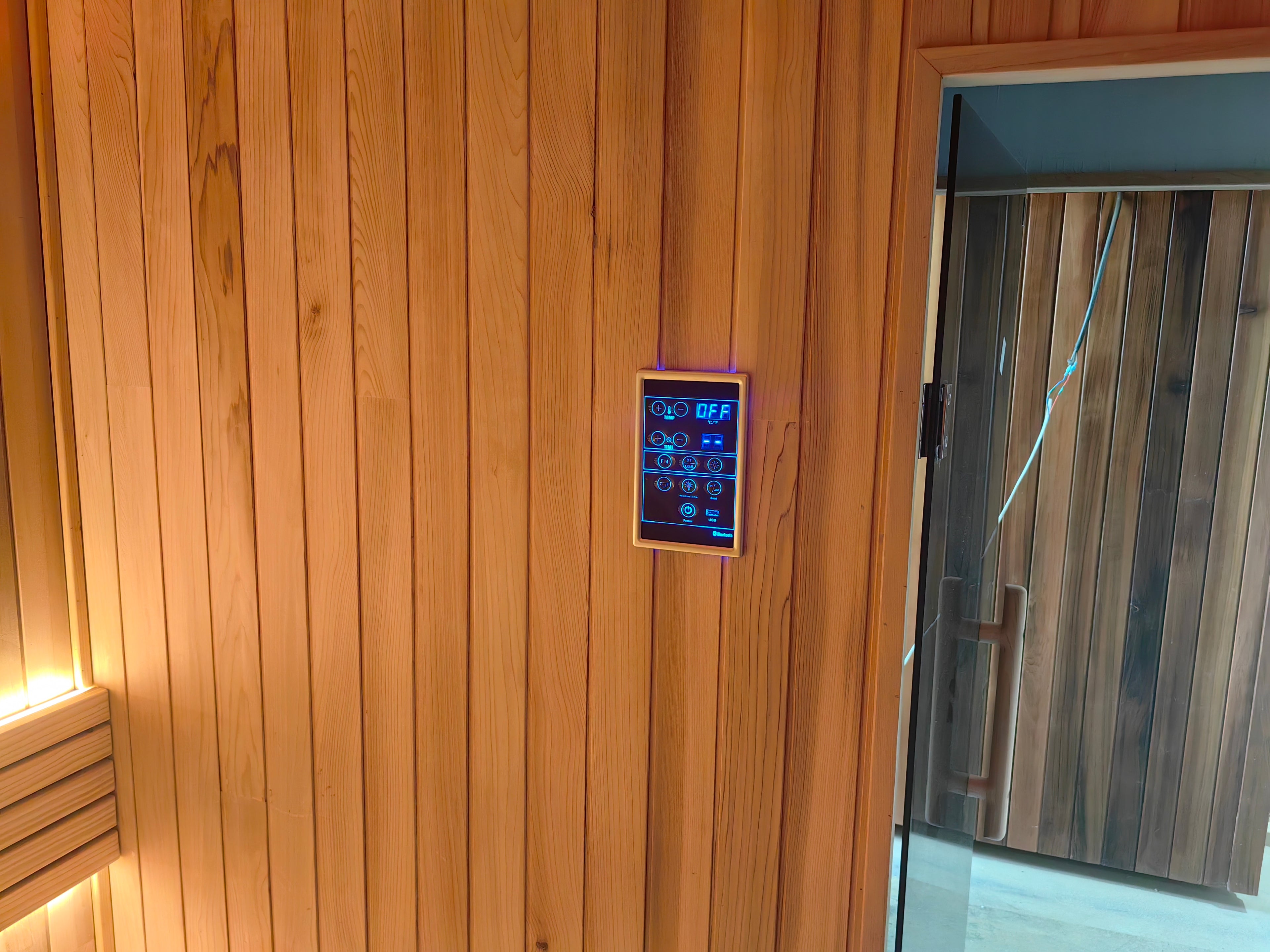 Luxurious solid red cedar modern electric - heated outdoor steam sauna with a Bluetooth control panel, customizable and of large capacity, suitable for 2 - 8 people in villas.