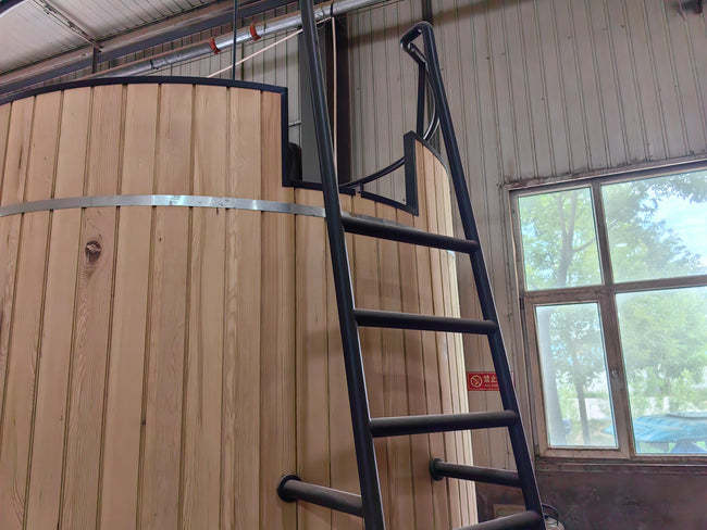 Rooftop Sauna Barrel, suitable for 2 - 4 people. Made of red cedar wood, equipped with an intelligent electric heating and viewing system. The size is 2.1 * 2.4 (units not specified, could be meters etc.). Customization is available. Main Image