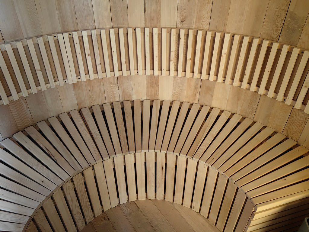 Customize an outdoor barrel - shaped sauna for 4 - 6 people. It is a Canadian red cedar wood steam sauna with a terrace, equipped with an electric heater and sauna stones.