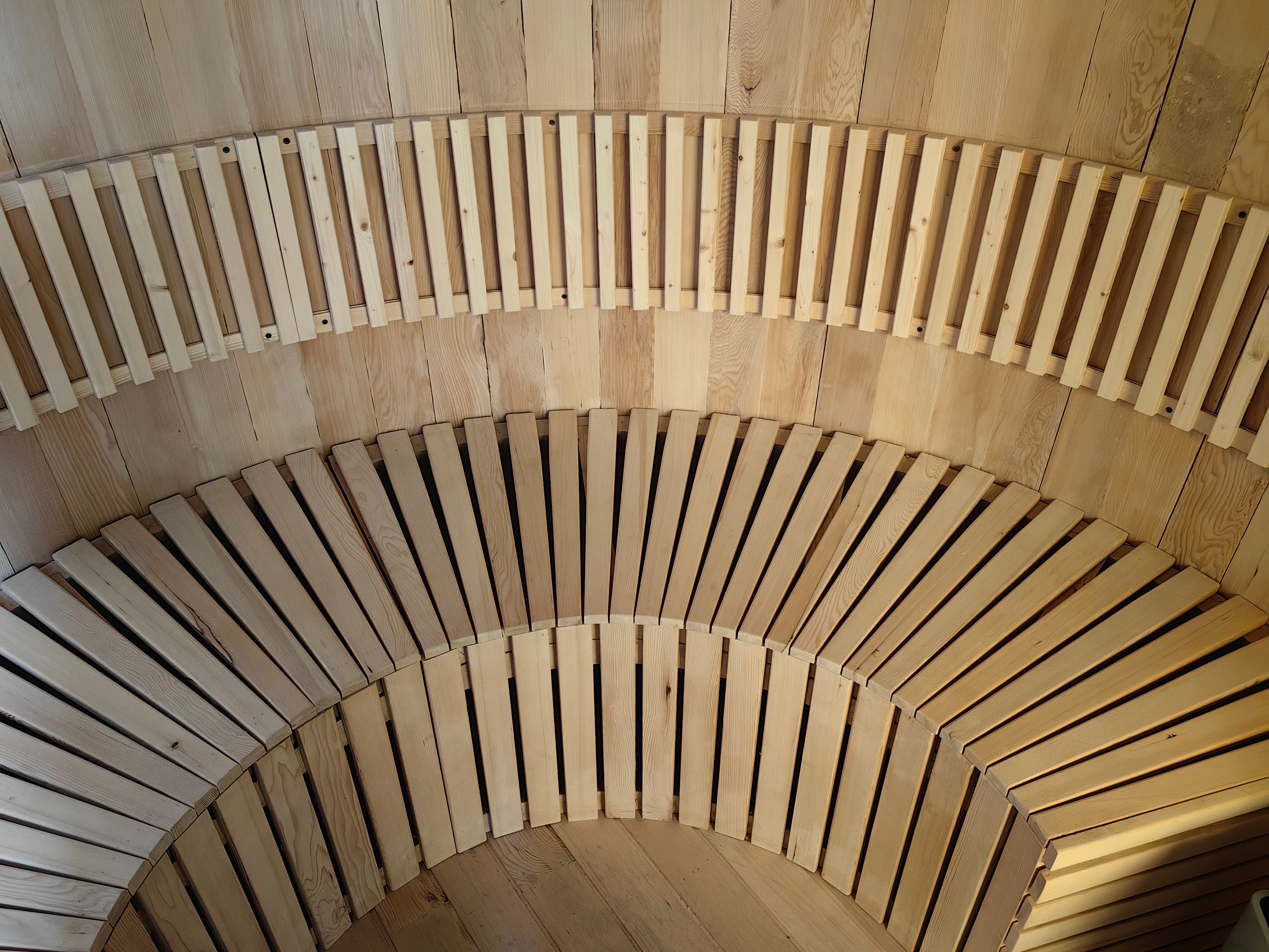 Customize an outdoor barrel - shaped sauna for 4 - 6 people. It is a Canadian red cedar wood steam sauna with a terrace, equipped with an electric heater and sauna stones.