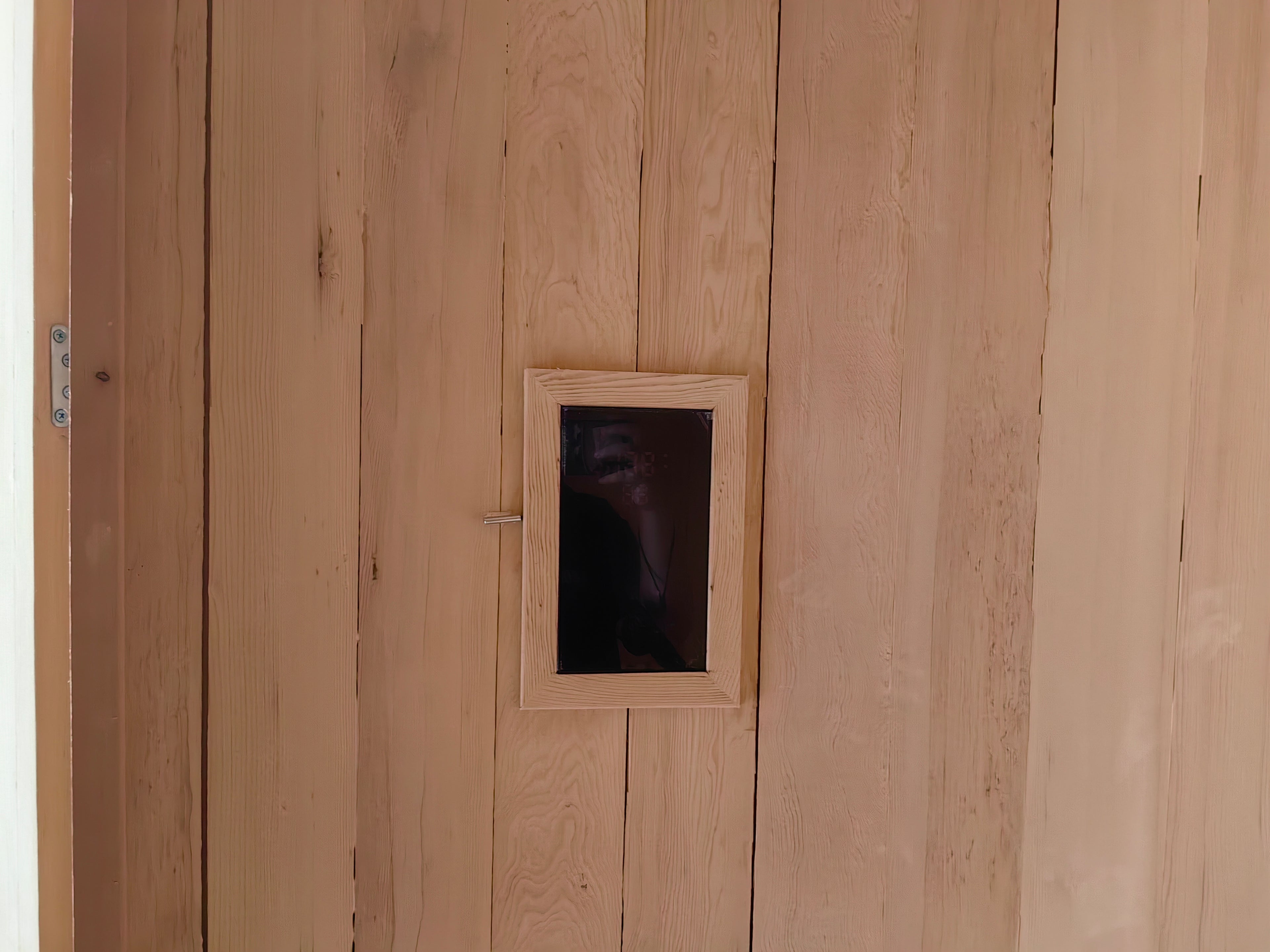 Customize an outdoor barrel - shaped sauna for 4 - 6 people. It is a Canadian red cedar wood steam sauna with a terrace, equipped with an electric heater and sauna stones.