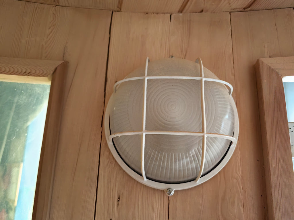 Customize an outdoor barrel - shaped sauna for 4 - 6 people. It is a Canadian red cedar wood steam sauna with a terrace, equipped with an electric heater and sauna stones.