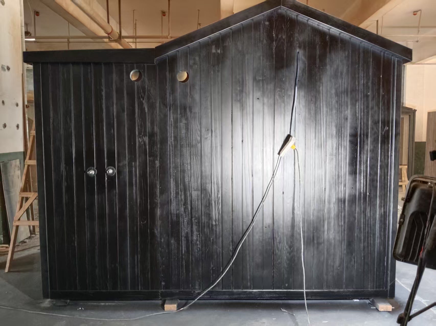 Custom - made pointed - roof far - infrared light - wave sauna room with a built - in independent shower area. It is a sweat - steaming house suitable for both indoor and courtyard use, and the style and size can be customized as required.