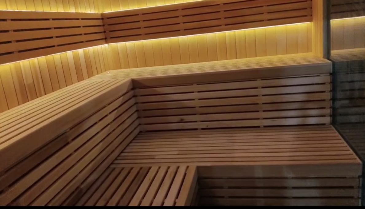 In 2026, the luxurious outdoor square - shaped intelligent steam sauna can accommodate 4 - 6 people. It is a wet - steam sauna.