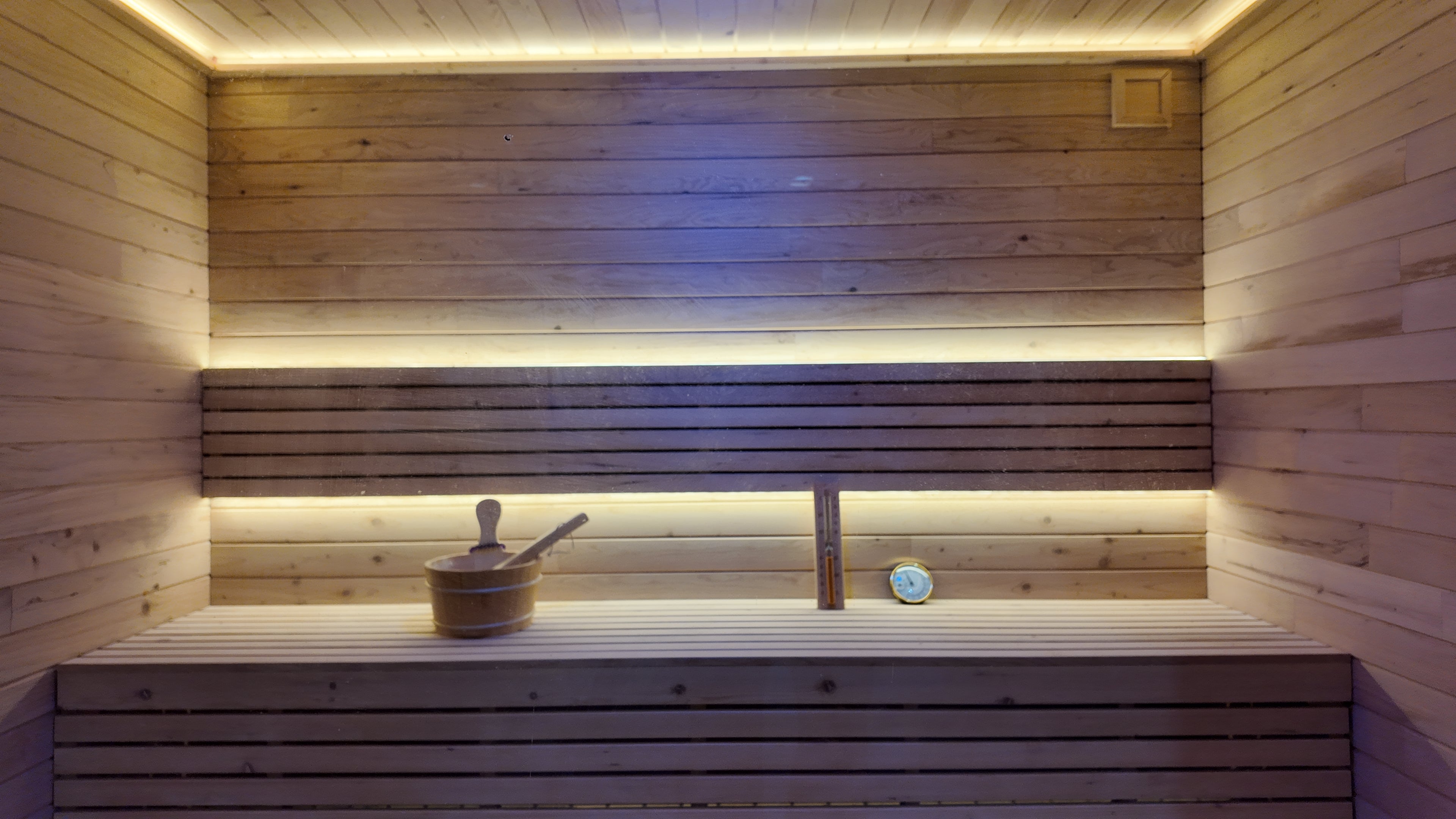 Luxurious Family - oriented Modern Solid - wood Square - shaped Outdoor Steam Sauna. Made of red cedar, in a cubic shape with a panoramic view, and equipped with a computer - controlled panel.