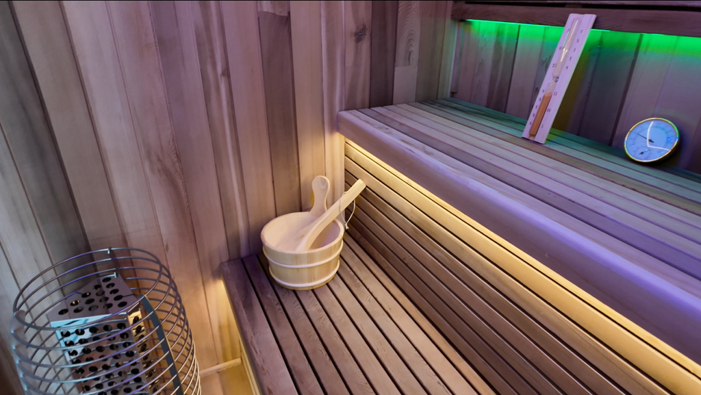 Outdoor traditional sauna - made of Canadian red cedar and hemlock, a large square - shaped sauna bathroom that can accommodate 4 people.